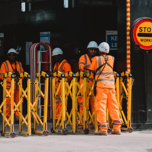 Photo by Joaquin Carfagna from Pexels: https://www.pexels.com/photo/workers-in-reflective-clothing-18111292/