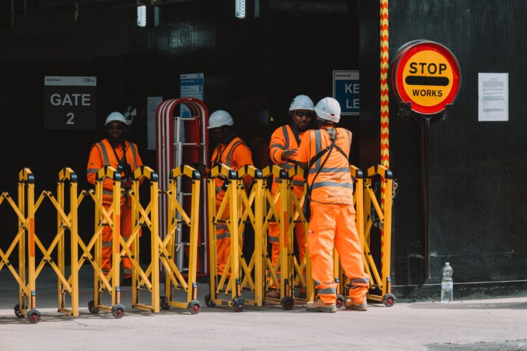 Photo by Joaquin Carfagna from Pexels: https://www.pexels.com/photo/workers-in-reflective-clothing-18111292/