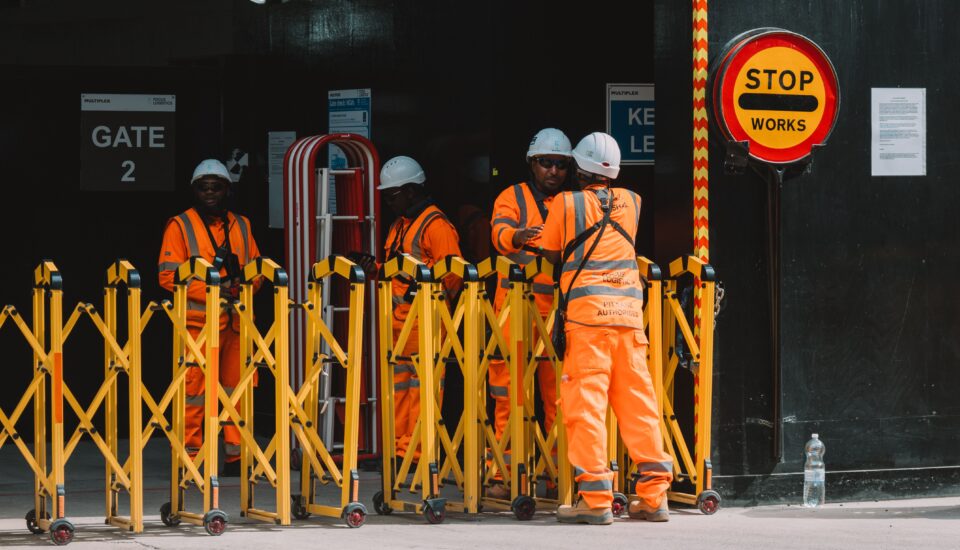 Photo by Joaquin Carfagna from Pexels: https://www.pexels.com/photo/workers-in-reflective-clothing-18111292/
